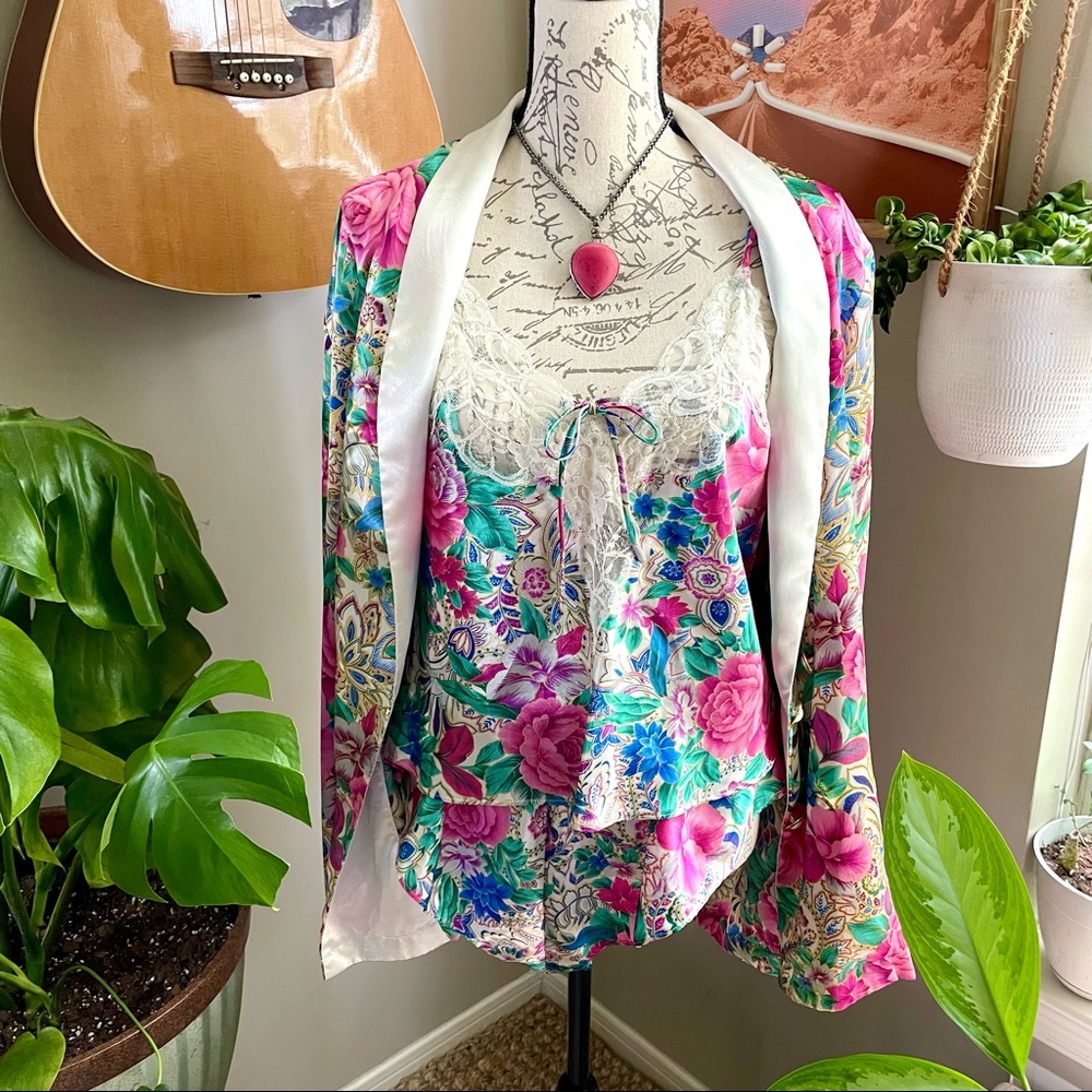 💐Vintage victoria’s secret gold label matching cami, shorts and robe set 💐